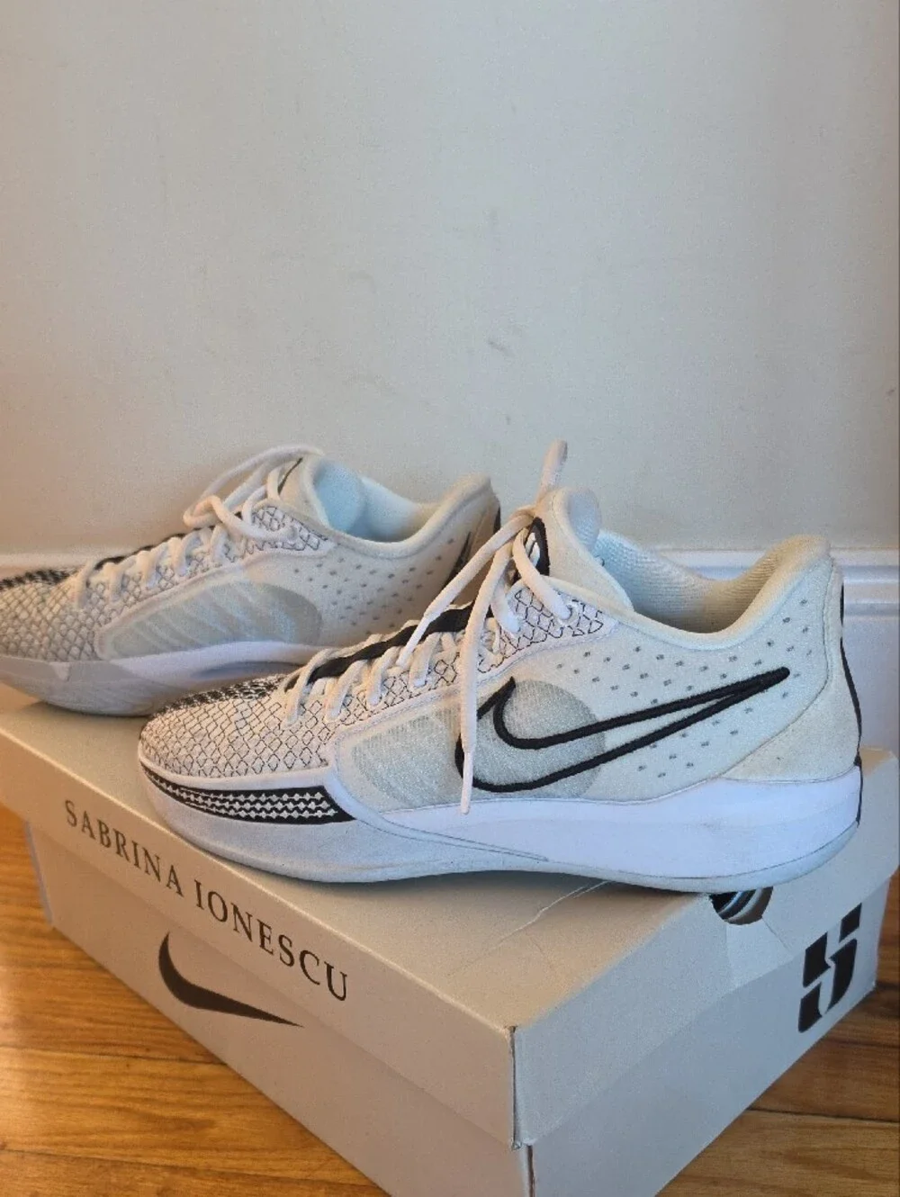 Nike Women's White and Black Athletic Training Sneakers